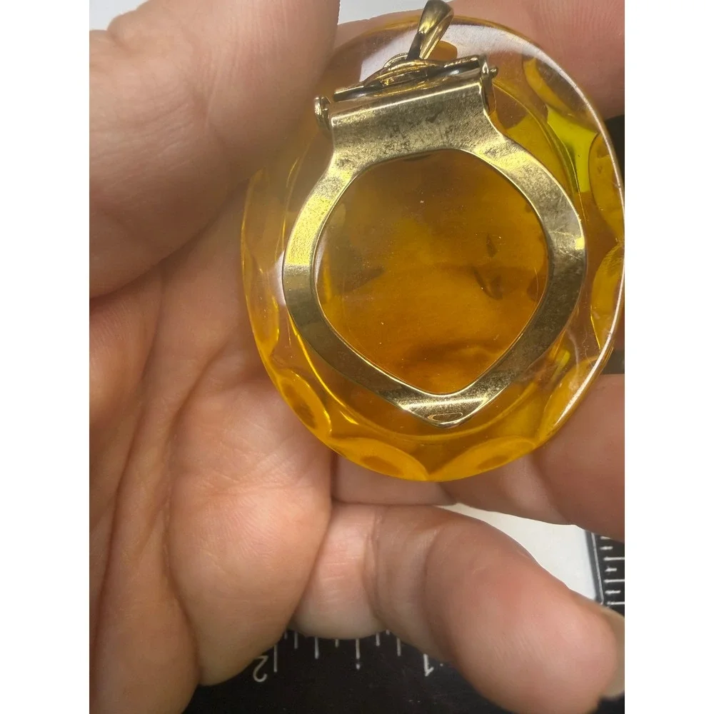 Vintage Amber Resin Cameo‎ Scarf Clip Pendant Gold Tone Scalloped Edge Oval